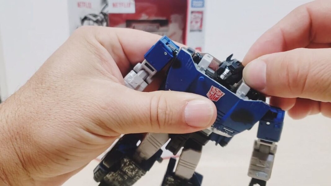 Netflix TransformersI Deep Cover In Hand  (3 of 16)